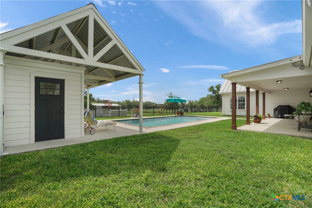 1899 Sunflower Trail Luling, TX 78648 - Photo 36 of 48 Pool House