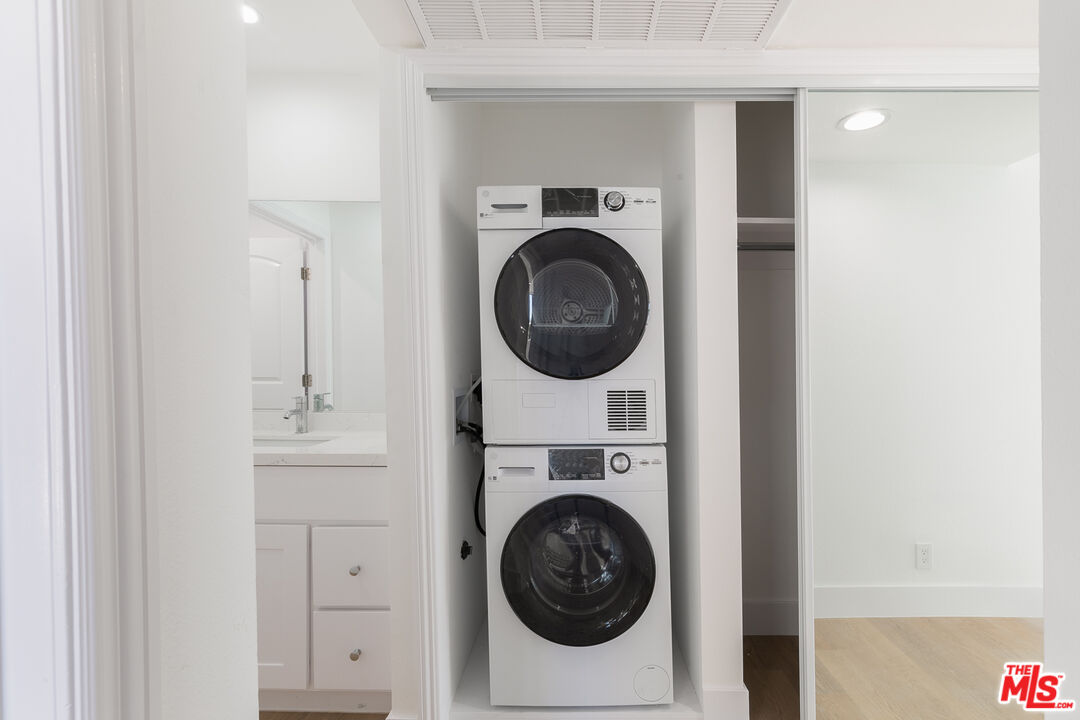 4115 Normal Avenue Los Angeles, CA 90029 - Photo 7 of 7 a utility room with dryer and washer