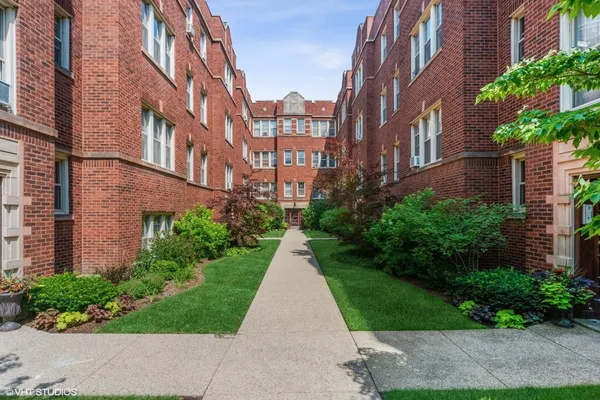 $159,900 | 242 South Maple Avenue, Unit 1E, Oak Park, IL 60302