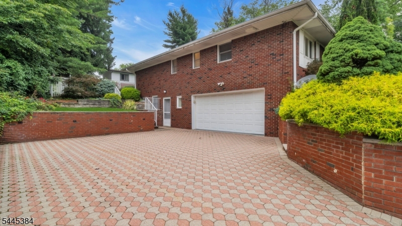 7 Oak Ridge Springfield, NJ 07081 - Photo 4 of 42 Gallery Image 4