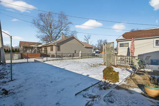 a view of backyard of the house