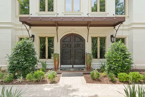 a view of entryway with a front door