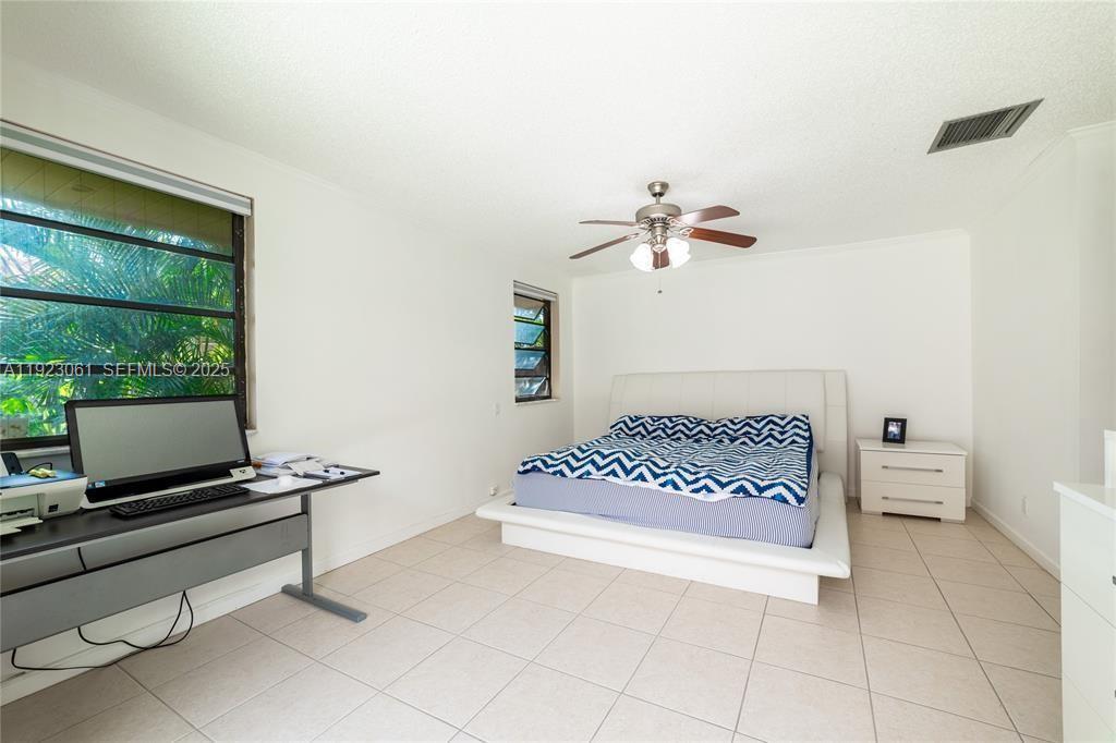 402 St Andrews Road, Unit 55 Hollywood, FL 33021 - Photo 7 of 14 a living room with a bed furniture and a window