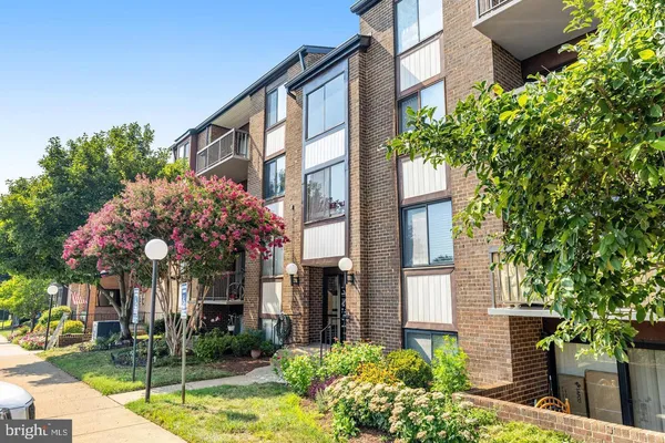 $275,000 | 9720 Kingsbridge Drive, Unit 201, Fairfax, VA 22031