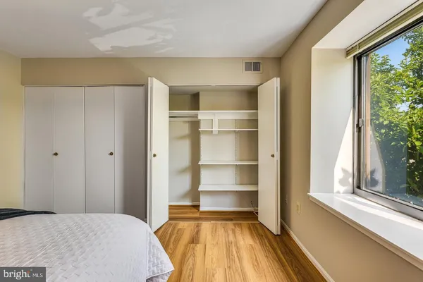 $275,000 | 9720 Kingsbridge Drive, Unit 201, Fairfax, VA 22031