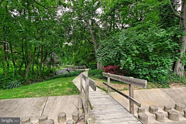 $275,000 | 9720 Kingsbridge Drive, Unit 201, Fairfax, VA 22031
