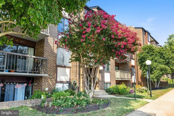 $275,000 | 9720 Kingsbridge Drive, Unit 201, Fairfax, VA 22031