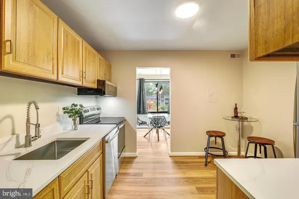 $275,000 | 9720 Kingsbridge Drive, Unit 201, Fairfax, VA 22031