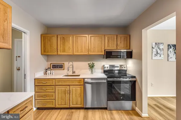 $275,000 | 9720 Kingsbridge Drive, Unit 201, Fairfax, VA 22031