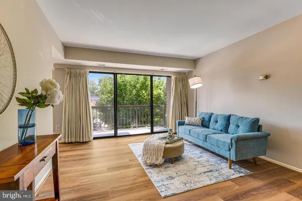 $275,000 | 9720 Kingsbridge Drive, Unit 201, Fairfax, VA 22031