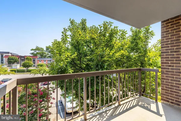 $275,000 | 9720 Kingsbridge Drive, Unit 201, Fairfax, VA 22031