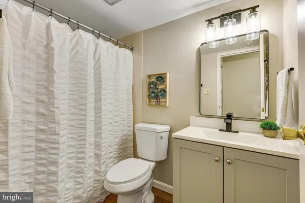 $275,000 | 9720 Kingsbridge Drive, Unit 201, Fairfax, VA 22031