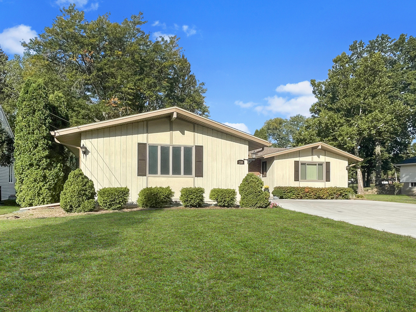 1318 Ridgefield Road Freeport, IL 61032 - Photo 2 of 46