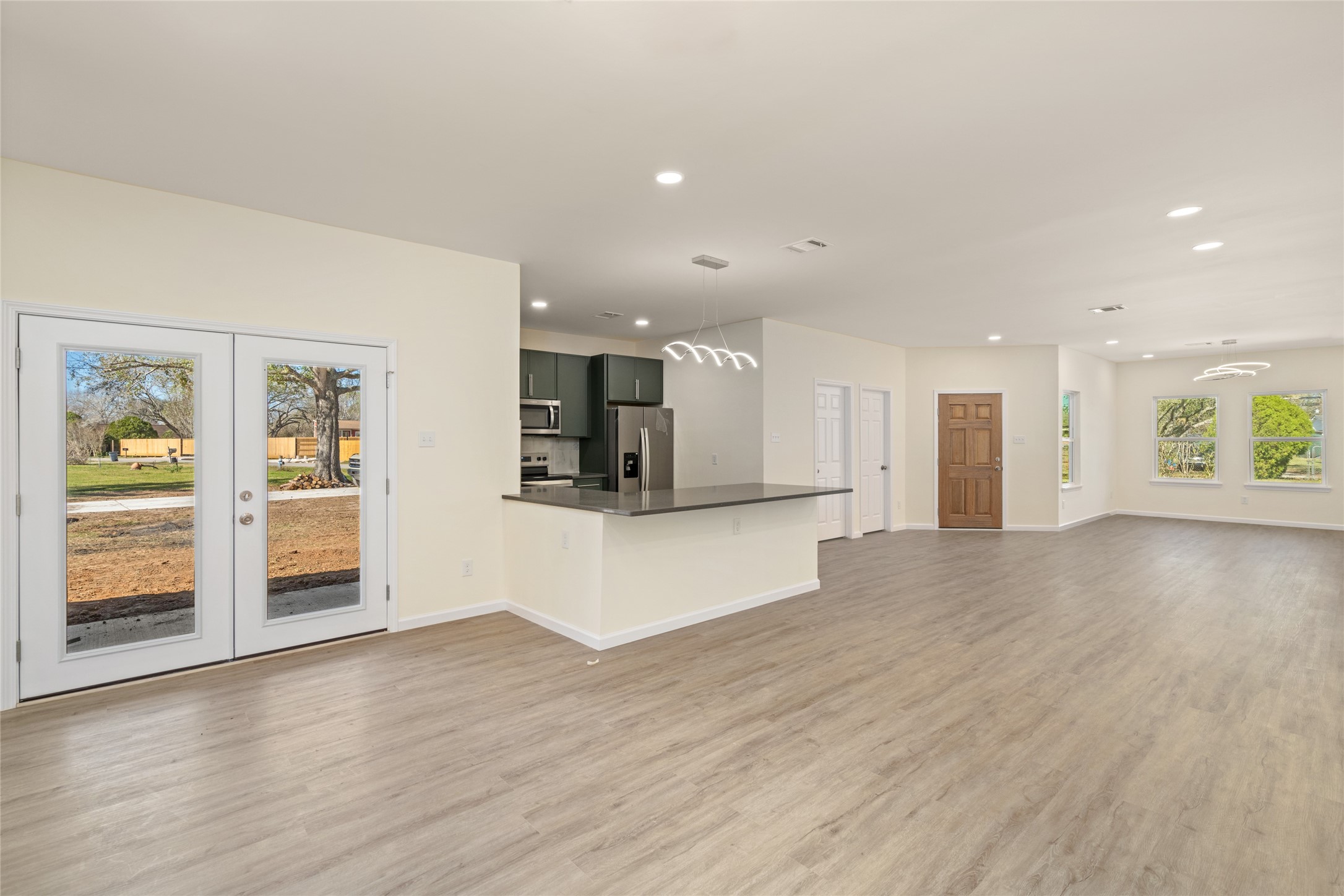 4656 North Teague Street Rosharon, TX 77583 - Photo 10 of 41 Open-concept layout ideal for modern living and seamless entertaining.