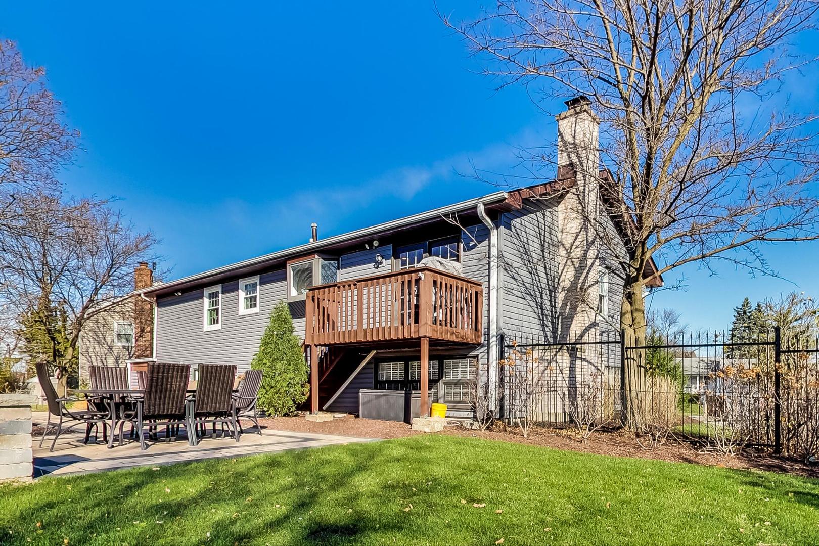 34 Timber Hill Road Buffalo Grove, IL 60089 - Photo 25 of 37 a backyard of a house with table and chairs