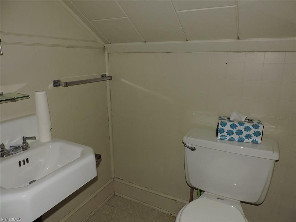 402 Spring Street Thomasville, NC 27360 - Photo 12 of 26 Gallery Image 12