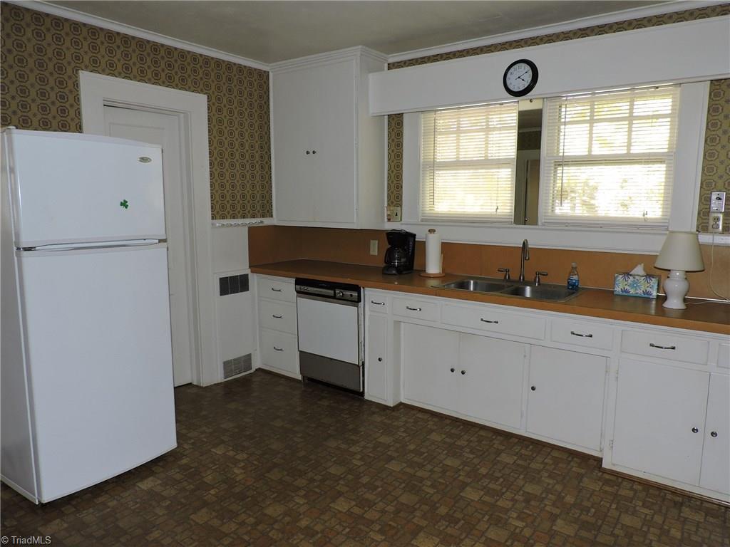 402 Spring Street Thomasville, NC 27360 - Photo 8 of 26 Gallery Image 8