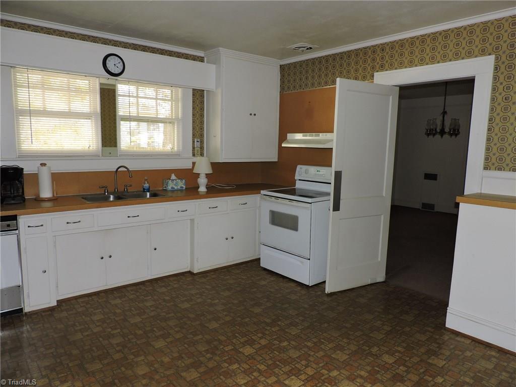 402 Spring Street Thomasville, NC 27360 - Photo 9 of 26 Gallery Image 9