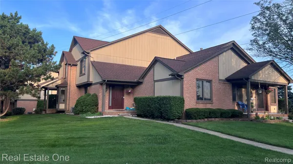 $279,900 | 66 Meadow Wood Drive, Rochester, MI 48307