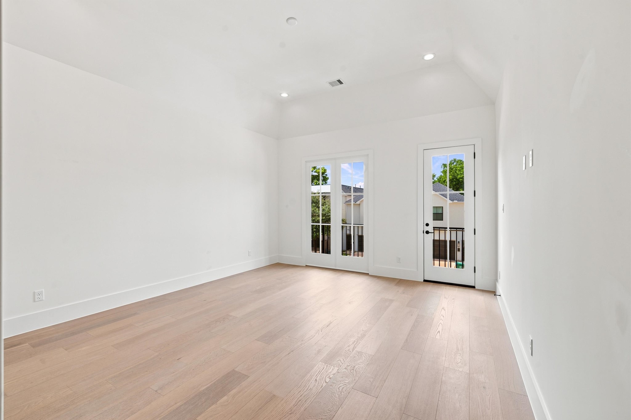 112 East 27th Street Houston, TX 77008 - Photo 16 of 43 Primary bedroom features vaulted ceilings and private balcony access.