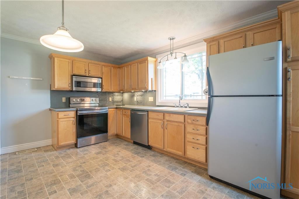1022 Craig Road Maumee, OH 43537 - Photo 8 of 27 Gallery Image 8