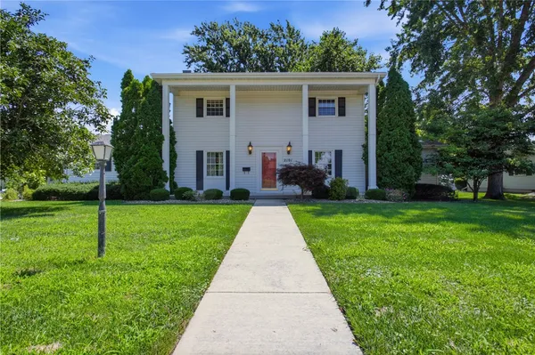$259,900 | 2101 Reynolds Drive, Charleston, IL 61920