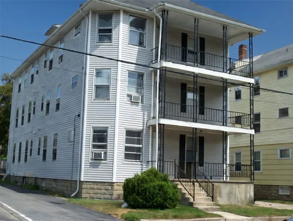$1,450 | 706 Front Street, Unit 1R, Woonsocket, RI 02895