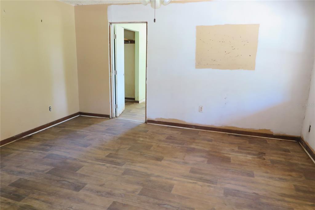 153-UNIT Ranch Road San Mateo, FL 32187 - Photo 11 of 34 an empty room with a bench