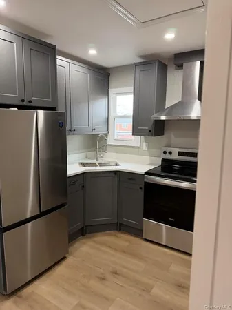 $2,400 | 3 Railroad Avenue, Babylon, NY 11702