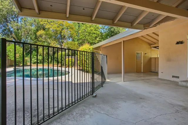 a view of a backyard