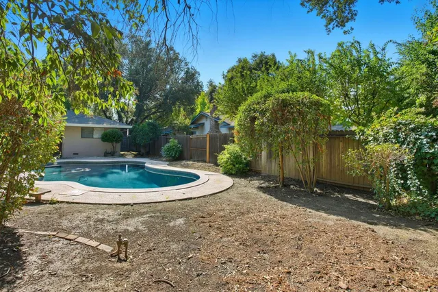 a view of a backyard