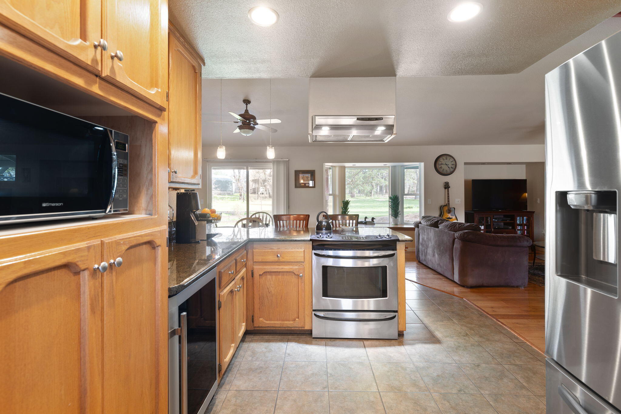 379 Oak Ranch Road Grants Pass, OR 97526 - Photo 12 of 38 06_kitchen0