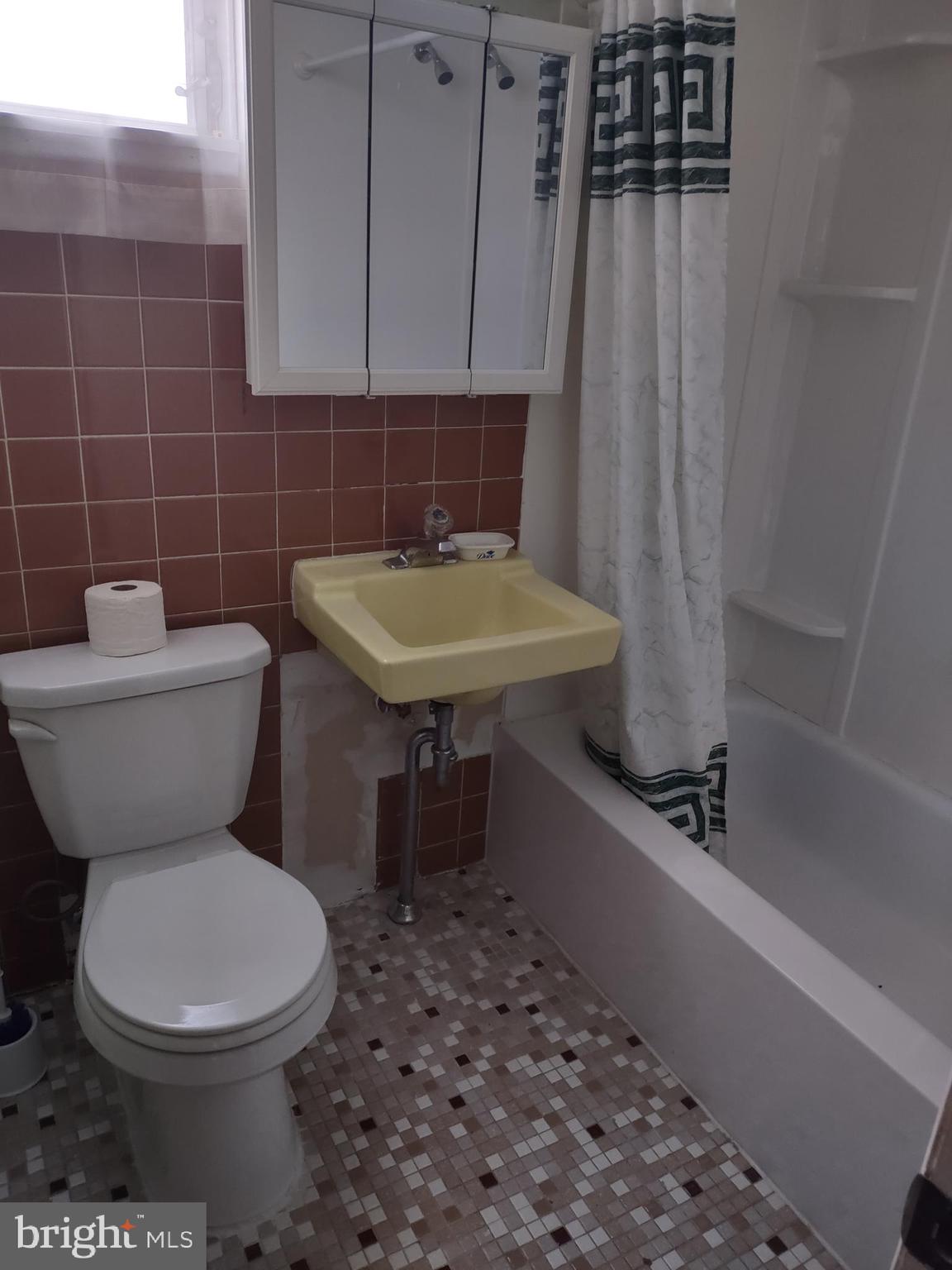 12601 Chilton Road Philadelphia, PA 19154 - Photo 25 of 37 Full Bath 2nd flr right !!