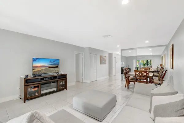 $4,200 | 21214 Lago Circle, Unit 8F, Boca Raton, FL 33433