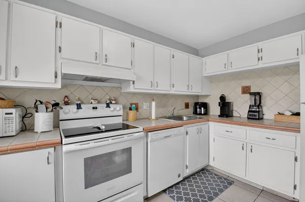 $4,200 | 21214 Lago Circle, Unit 8F, Boca Raton, FL 33433