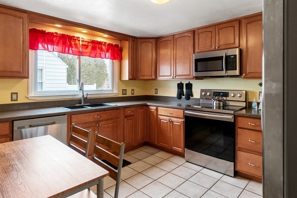 173 Gillette Avenue Springfield, MA 01118 - Photo 9 of 39 Gallery Image 9