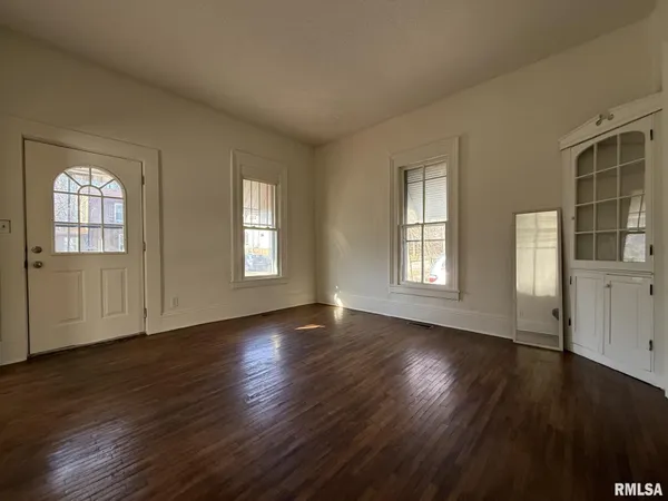 $49,900 | 214 East Walker Street, Macomb, IL 61455