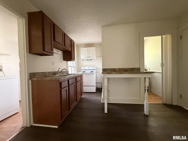 $49,900 | 214 East Walker Street, Macomb, IL 61455