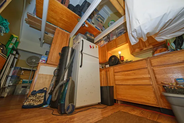 a room with lots of people