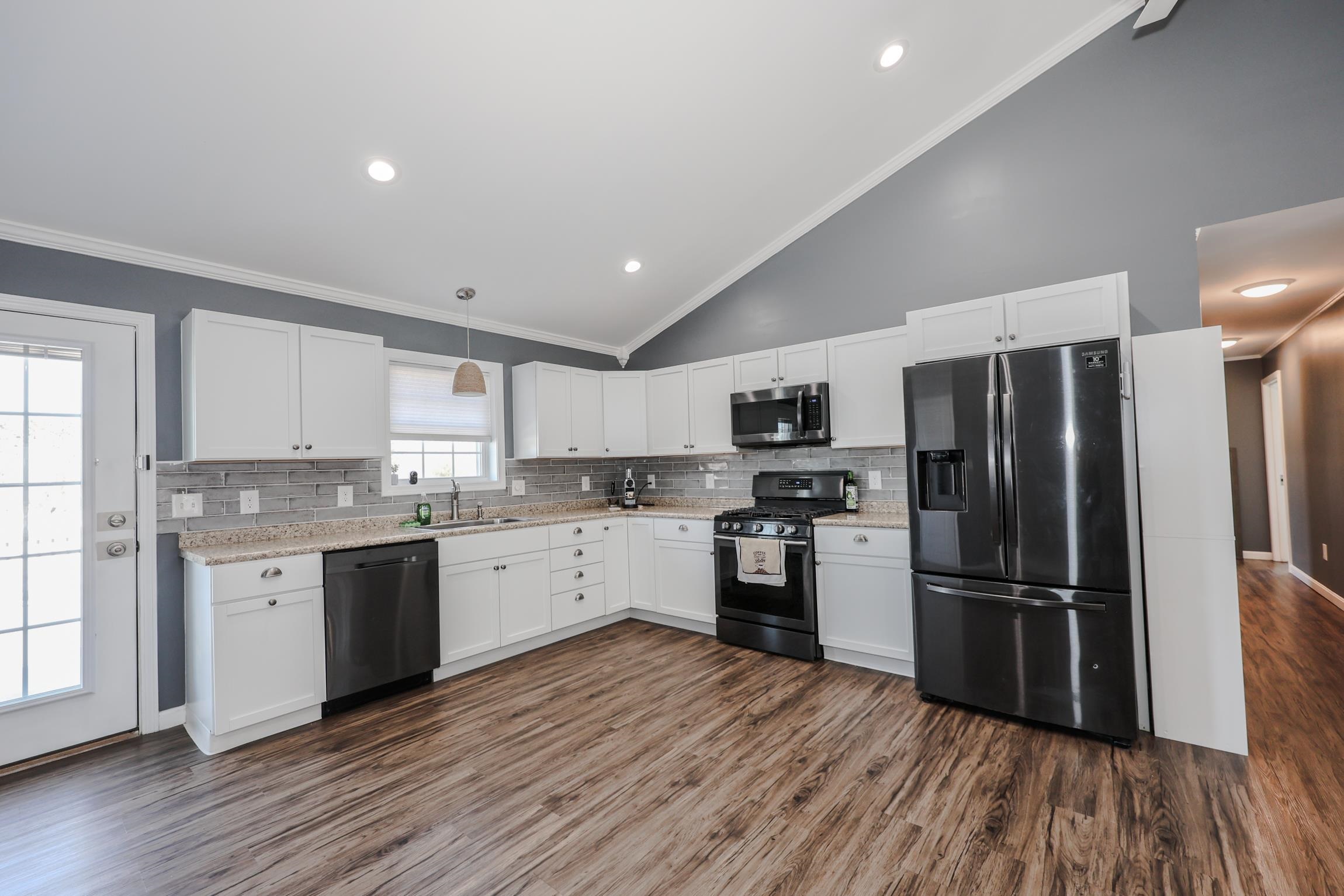 11 Carole Court Rochester, NH 03868 - Photo 4 of 40