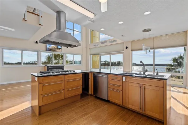 $2,300,000 | 121 Main Street, Steinhatchee, FL 32359