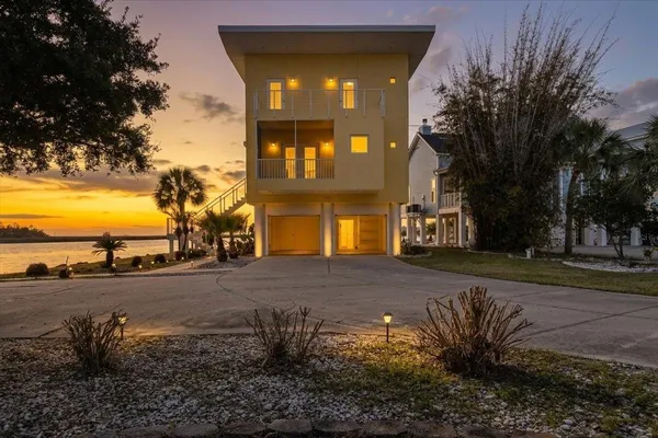 $2,300,000 | 121 Main Street, Steinhatchee, FL 32359