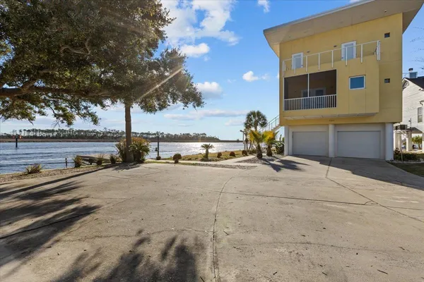 $2,300,000 | 121 Main Street, Steinhatchee, FL 32359