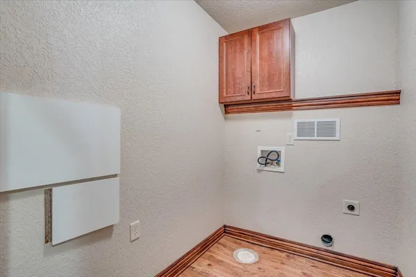 $275,000 | 1401 North Hamilton Drive, Derby, KS 67037