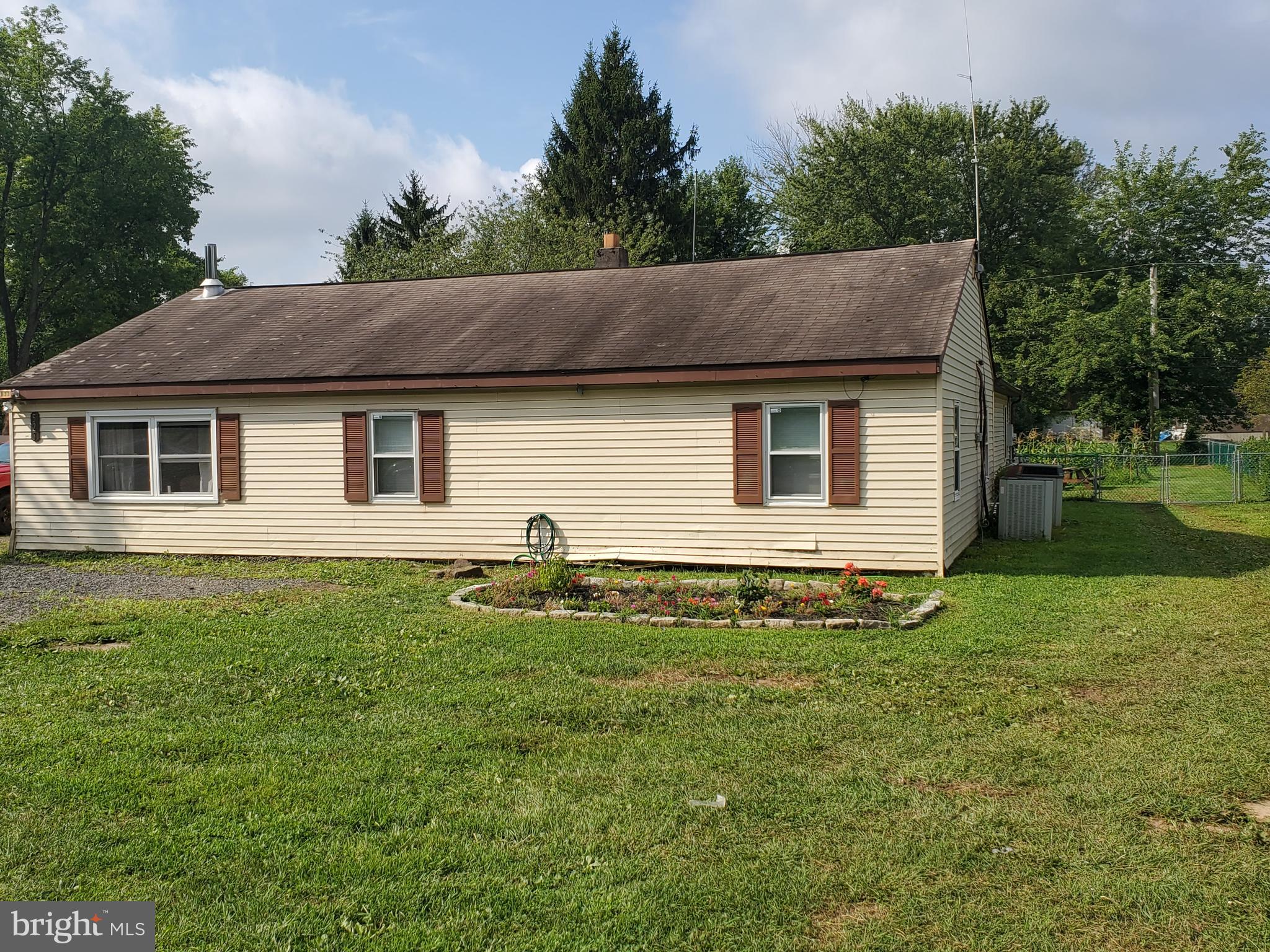 523 West County Line Road Hatboro, PA 19040 - Photo 2 of 31 Large front yard