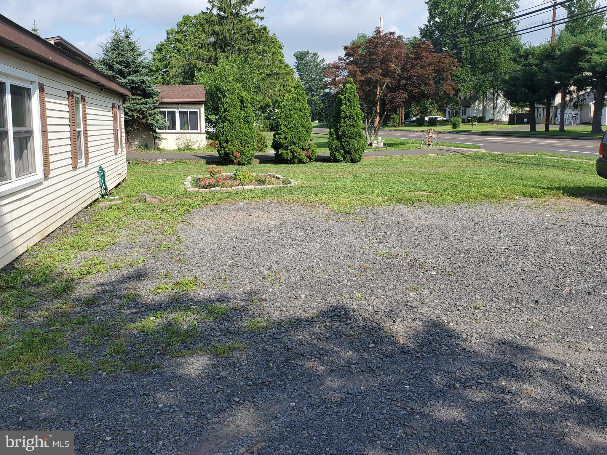 523 West County Line Road Hatboro, PA 19040 - Photo 4 of 31 Lots of turn around here for your guests