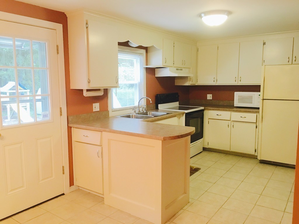 123 Meadowbrook Road Agawam, MA 01001 - Photo 4 of 26 Gallery Image 4