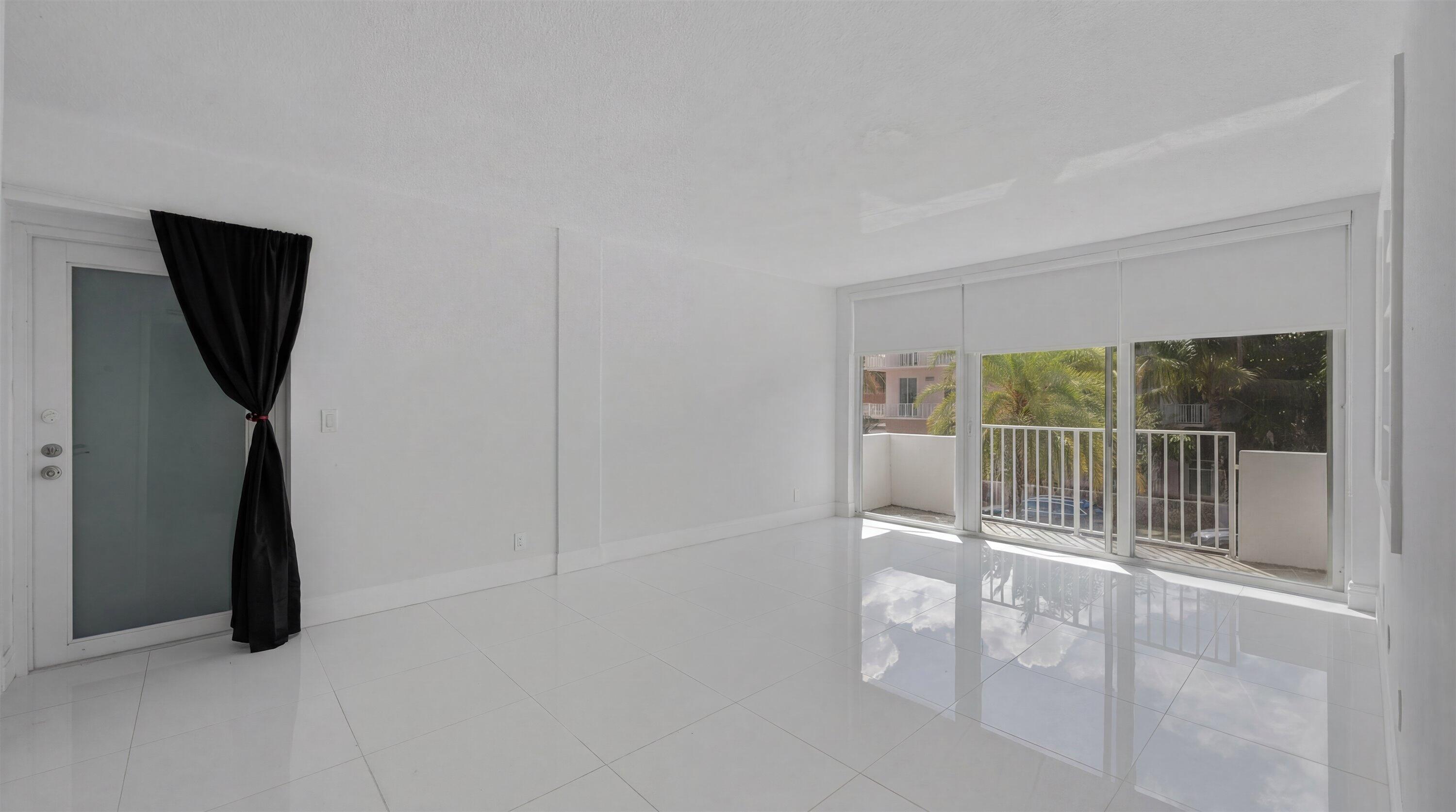 401 Peruvian Avenue, Unit 2010 Palm Beach, FL 33480 - Photo 2 of 20 Living Room