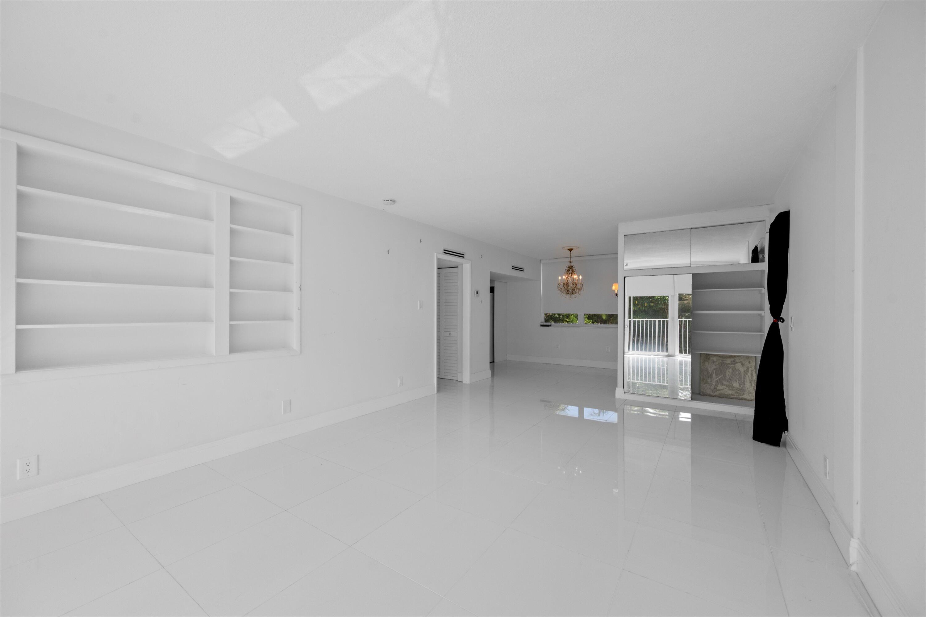 401 Peruvian Avenue, Unit 2010 Palm Beach, FL 33480 - Photo 3 of 20 Living Room