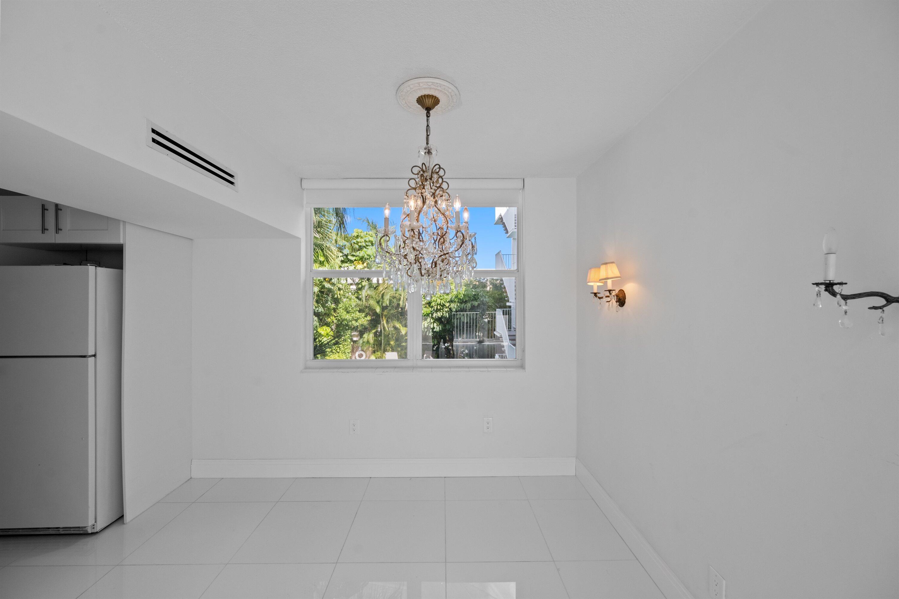 401 Peruvian Avenue, Unit 2010 Palm Beach, FL 33480 - Photo 4 of 20 Dining Area